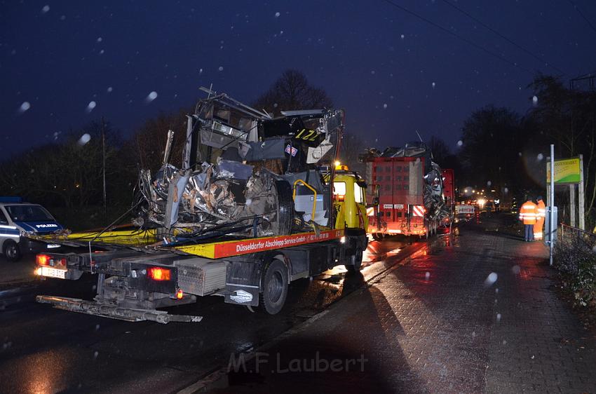 Schwerer VU Bus Zug Düsseldorf P583.JPG